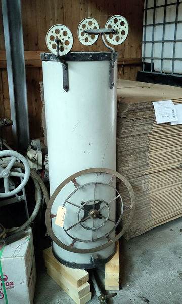 Datei:1090 Armaturen und Geraete.jpg