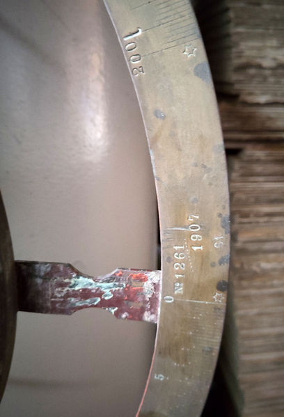 Datei:1090 Armaturen und Geraete1.jpg