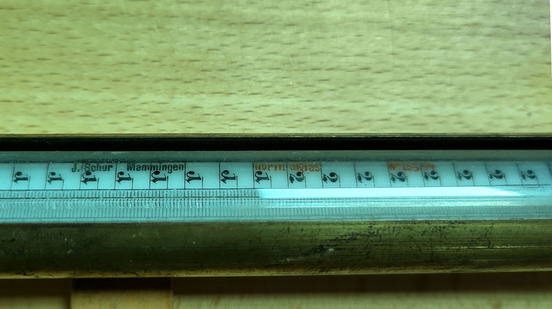 Datei:1109 Armaturen und Geraete1.jpg