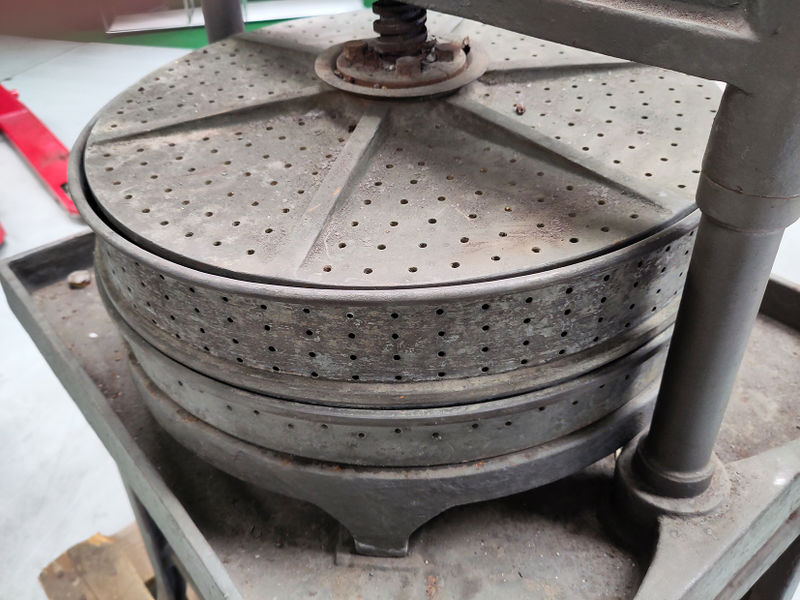 Datei:1079 Filterkuchen-Presse1.jpg